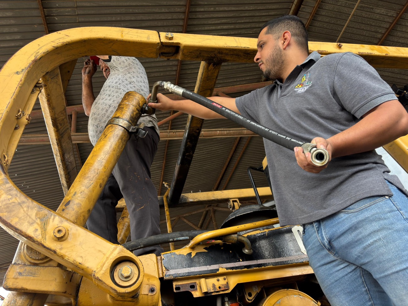 Técnico de Soluciones Corporativas M&M instalando una manguera hidráulica Solflex en campo