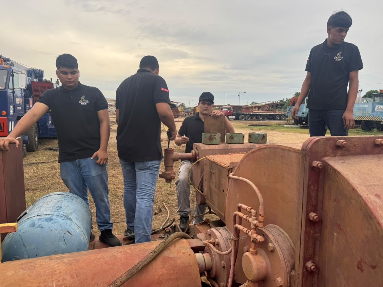 Equipo de Soluciones Corporativas M&M revisando equipo pesado en campo