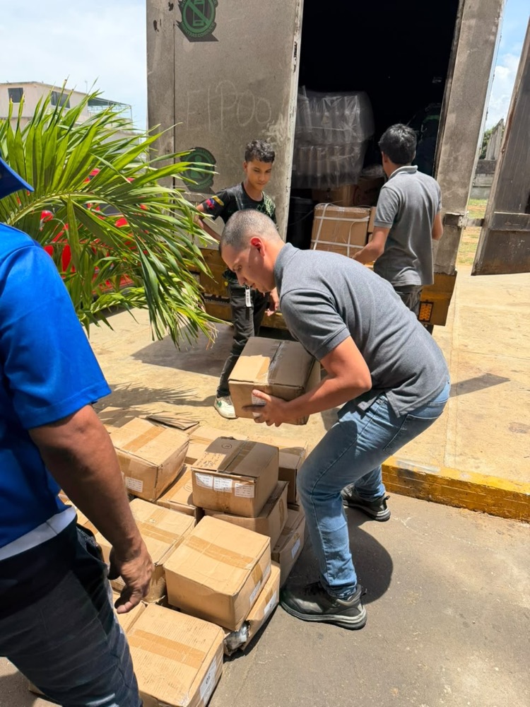 Equipo de Soluciones Corporativas M&M recibiendo mercancía