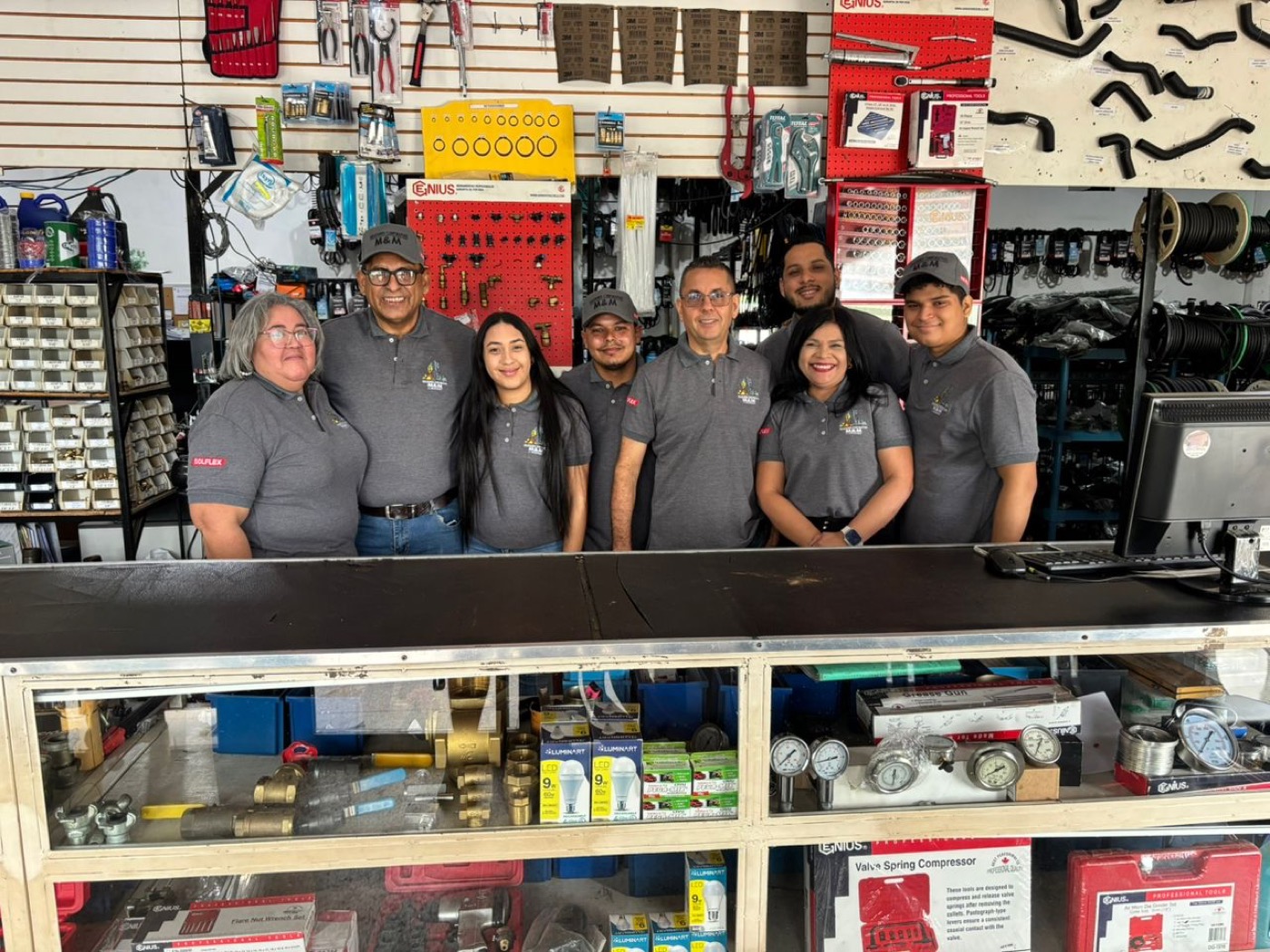 Equipo de Soluciones Corporativas M&M en tienda